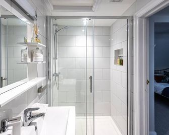 Channel View Guest House - Weymouth - Bathroom