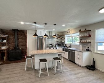 Peaceful Modern Mountain Retreat. Walking Distance to Downtown, Georgetown Lake - Georgetown - Cocina