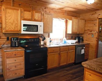 Hidden Hollow Cabin. Charming 2-bedroom cabin on a beautiful lake. - Ironton - Cocina