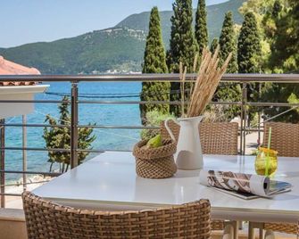 Meliti Waterfront Suites - Karavomylos - Balcón