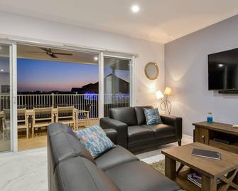 34 Madaffari Drive - Pool and Jetty - Exmouth - Sala de estar