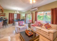 Sueño - Relaxing & Spacious 2 bedroom in Playacar 2 - At Rosa Blanca Condos - Playa del Carmen - Living room