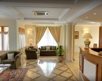 Hotel Ristorante La Lampara - Gizzeria - Living room