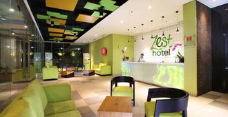 Zest Sukajadi Bandung by Swiss-Belhotel International - Bandung - Front desk