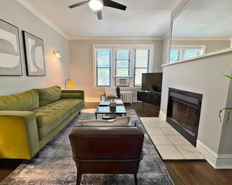 Smart & Stylish 2-Bedroom Unit - Chicago - Living room