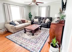 The Grate House - 1940s Charm - Fresh Remodel - Searcy - Living room