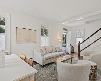 Circa 1900 Home in the Heart of Historic Downtown Chestertown - Chestertown - Living room