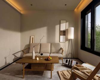 Moya Hotel Qingdao Laoshan Scenic Area Yangkou Branch - Qingdao - Living room