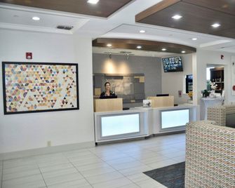 Holiday Inn Express Windsor Sonoma Wine Country By IHG - Windsor - Lobby