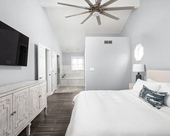 Stylish Comfort and Hot Tub at Clay Terrace - Carmel - Bedroom
