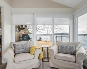 Private waterfront cottage - hot tub & kayaks - Kingston - Living room