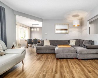 Bright, Beautiful Bungalow by Hospital - Lethbridge - Wohnzimmer