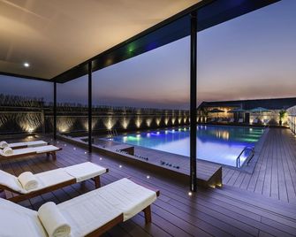 Novotel Shanghai Clover - Shangai - Piscina