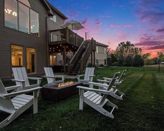 Stunning 5br Villa, Large Hot Tub & Scenic Yard! - Bennington - Patio