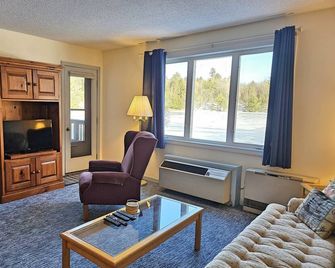 Cozy, lake & mountain views, AC, TV/DVD, pool/fitness club. D0045 by LRS - North Woodstock - Soggiorno