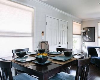 Private, secure and lovely home minutes from Universal and Hollywood - Los Angeles - Dining room