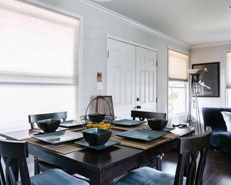 Private, secure and lovely home minutes from Universal and Hollywood - Los Angeles - Dining room
