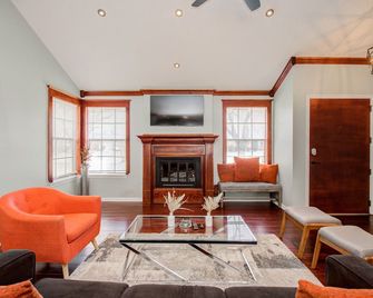 The Greenhouse - Jersey Village - Living room