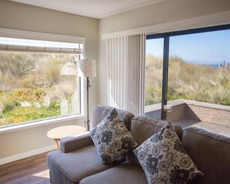 Ocean Front Condo Shorebirds 211 - Watsonville - Living room