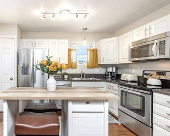 Charming South Anchorage Getaway | Near Trails, Shops & Airport - Anchorage - Cucina