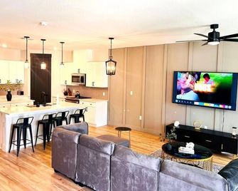 Loft, New Luxurious Large 3br, Sleeps 9 + Parking - Princeton - Living room