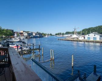 Harbor View at the Colonial - Condo overlooking Black River, walking distance to beach and downtown - South Haven - Living room