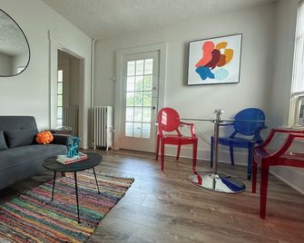 Groovy 1 Bedroom Apartment in Woodstock - Ac & Wifi! - Woodstock - Wohnzimmer