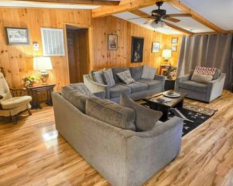 Secluded Cabin 3Bed/3Bath Max 6 people 2 King Masters,15 Minutes To Nashville - Goodlettsville - Living room