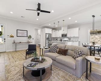 Piney Cove Retreat - West Monroe - Living room
