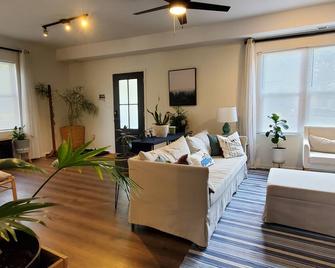 3-bedroom Modern home in welcoming Topeka with WiFi, AC - Topeka - Living room