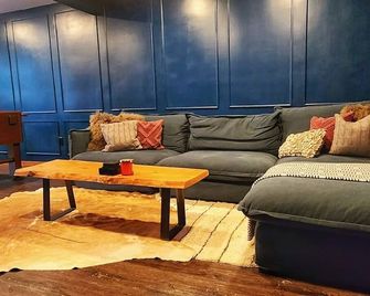 Relax at this cozy 2 bedroom 2 bathroom getaway - Athens - Lounge