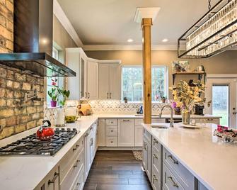 Luxe Home with Yard Near Lake Pontchartrain! - Covington - Kitchen