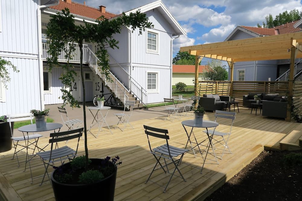 Easy Livin' Apartment Hotel