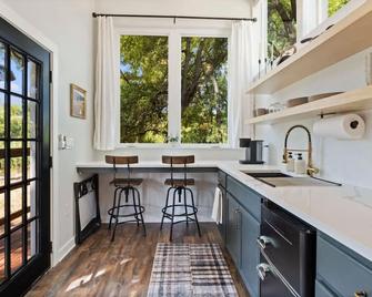 Extended Stay Retreat Top Notch Deck with Greenbelt View - Austin - Cozinha