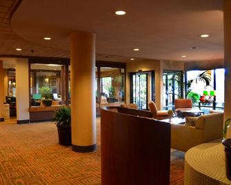 Monarch Hotel and Conference Center - Clackamas - Lobby