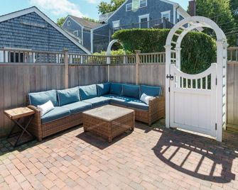 Beautiful 4 BR, 2 BA home a block fr Harbor, World Class dining - Nantucket - Patio