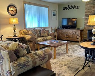 Eagar AZ Hideaway White Mountain Retreat with Starlink! - Eagar - Living room