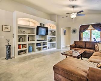 3 Mi to Golfing Peoria Home with Pool and Yard - Peoria - Living room