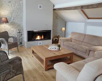 Character House With a Large Garden in a Quiet Area - Libin - Вітальня