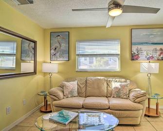 Comfy Dunedin Escape 1 Block to Main Street! - Dunedin - Living room