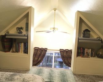 Cozy Cabin on a Beautiful Lake with Big Parking - Kenai - Bedroom