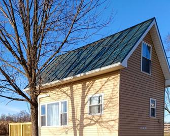 Delightful Tiny Home! Great Views of Farm, Mountains - Quicksburg - Edificio