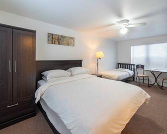 Room 7 at Inlands Lake Motel, Indian River, MI - Indian River - Bedroom