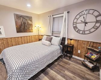 New! Remodeled Cozy Rustic-Luxury W/ Kitchen #10 - Glenwood Springs - Bedroom