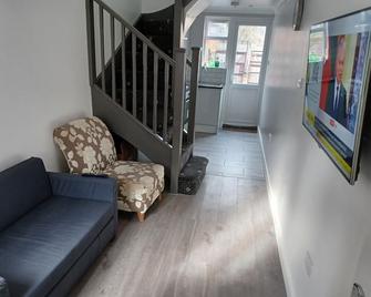 Bethel- beautiful new 1 bed house near Erith station - Erith - Living room