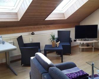 Aussergewöhnliche Atelierferienwohnung mit Balkon an der Donau - Winzer - Sala de estar