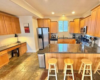Spacious Townhome Near Downtown - Salt Lake City