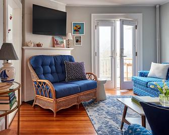 Cliff Lodge - Nantucket - Living room