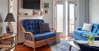 Cliff Lodge - Nantucket - Living room