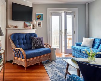 Cliff Lodge - Nantucket - Living room
